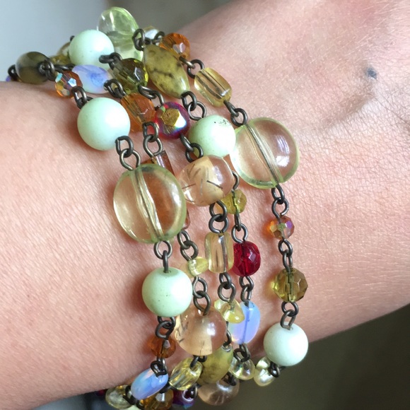 🖤Vtg💕glass-like resin charms brass bracelet - Picture 8 of 10